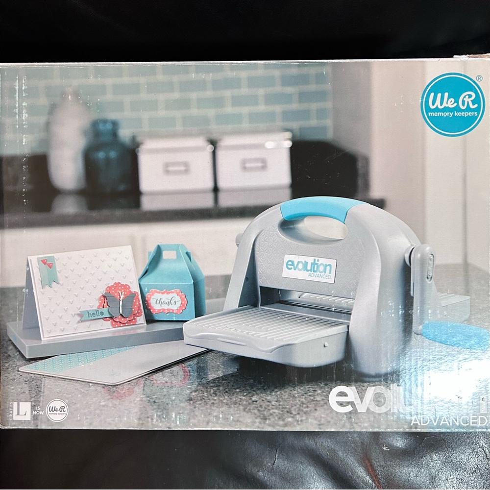 We R Memory Keepers Evolution Advanced die-cut & embossing machine - Picture 3 of 15